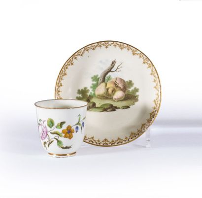 ITALIE, Capodimonte.
Tasse gobelet à décor...