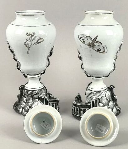 SUÈDE, Marieberg.
Paire de vases couverts...