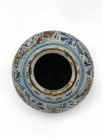 ITALIE, Sicile, Caltagirone 
Vase boule décoré...