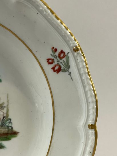 ITALIE, Cozzi.
Assiette creuse à décor d'une...