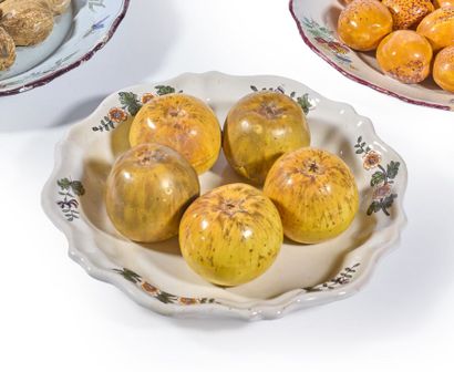 ITALIE.
Assiette en faïence en trompe-l'œil...