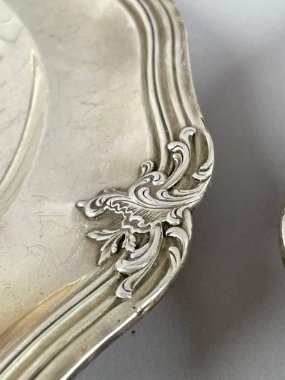 Deux plats circulaires polylobés en argent...