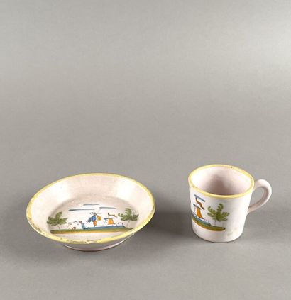 MOUSTIERS.
Tasse litron et sa sous-tasse...