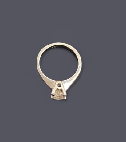 Ring in 18k (750 thousandths) white gold...