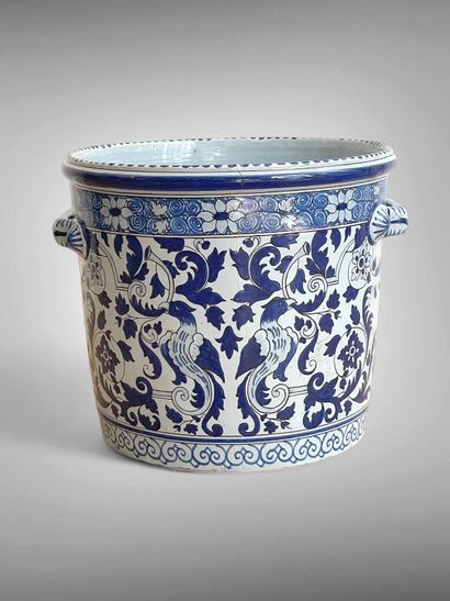 NEVERS, Manufacture Montagnon.
Grand cache-pot...