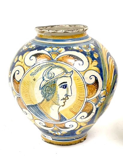 ITALIE, Sicile, Caltagirone. 
Deux vases...