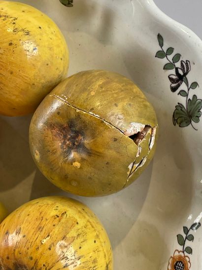 ITALIE.
Assiette en faïence en trompe-l'œil...
