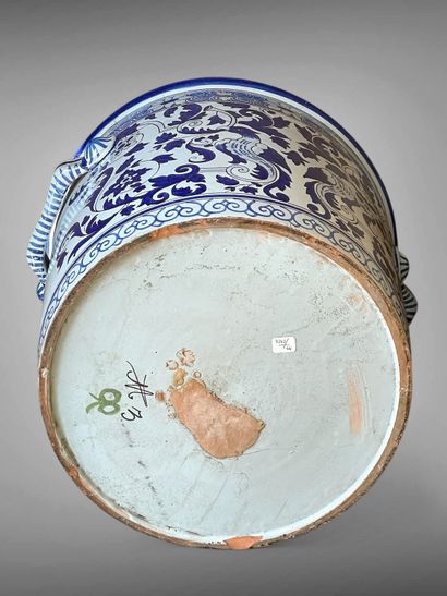 NEVERS, Manufacture Montagnon.
Grand cache-pot...