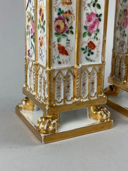 PARIS.
Paire de vases de style cathédrale...