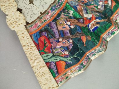 Nombreuse assemblée, Chine, XIXe siècle.
Éventail...