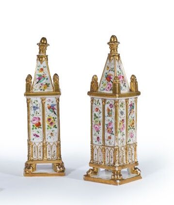 PARIS.
Paire de vases de style cathédrale...