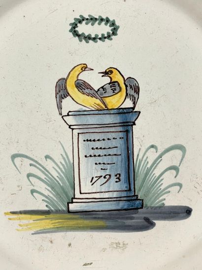 NEVERS. 
Assiette en faïence à bord contourné...