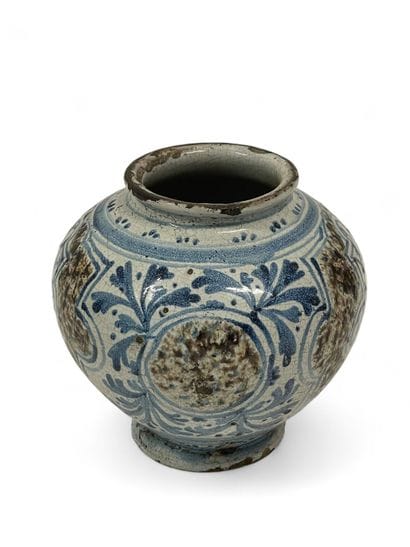 ITALIE, Sicile, Caltagirone 
Vase boule décoré...