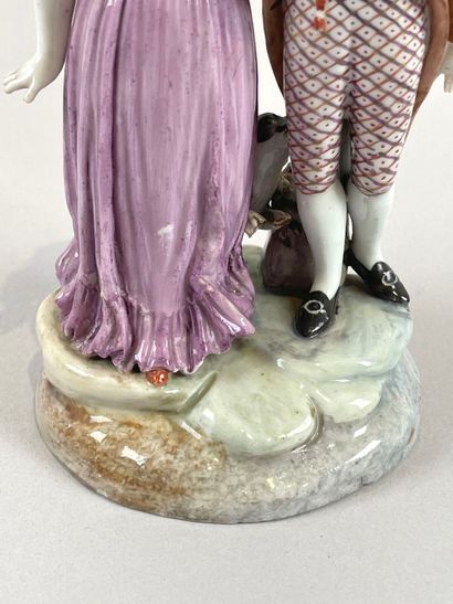 ITALIE, Naples. 
Groupe en porcelaine à décor...