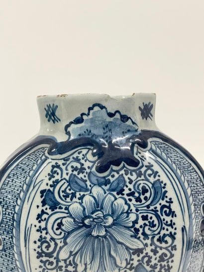DELFT.
Paire de vases à panse aplatie, décor...