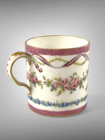 SÈVRES.
Tasse litron en pâte tendre à décor...