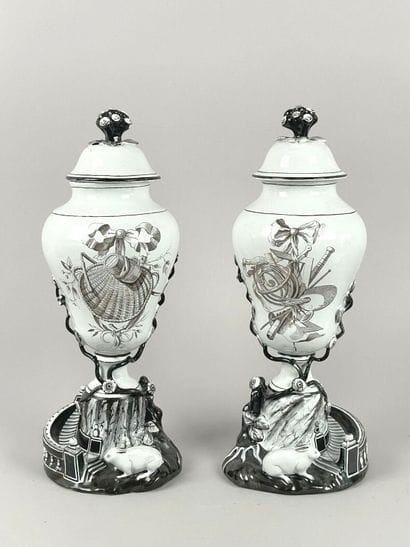 SUÈDE, Marieberg.
Paire de vases couverts...