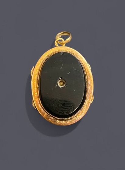 Oval pendant in 18k (750 thousandths) gold,...