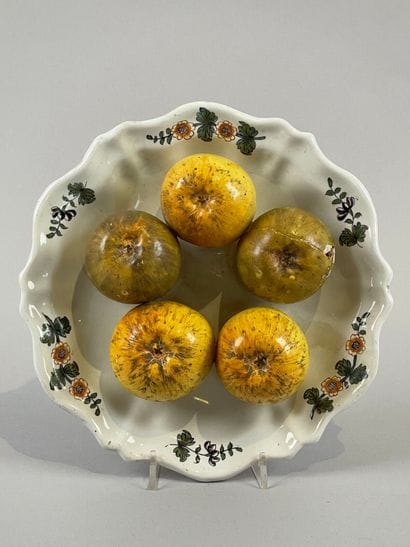 ITALIE.
Assiette en faïence en trompe-l'œil...