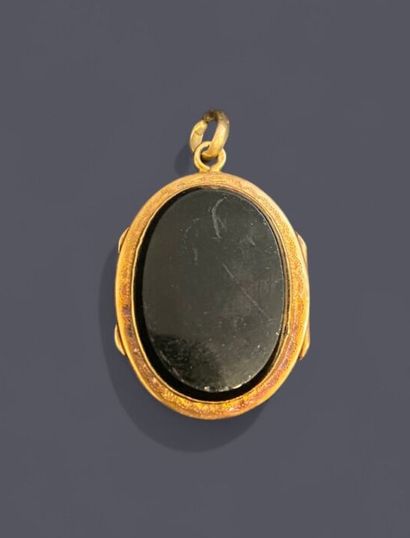 Oval pendant in 18k (750 thousandths) gold,...