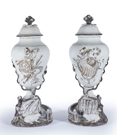 SUÈDE, Marieberg.
Paire de vases couverts...