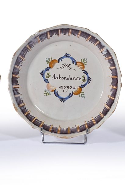 NEVERS. 
Assiette en faïence à bord contourné...