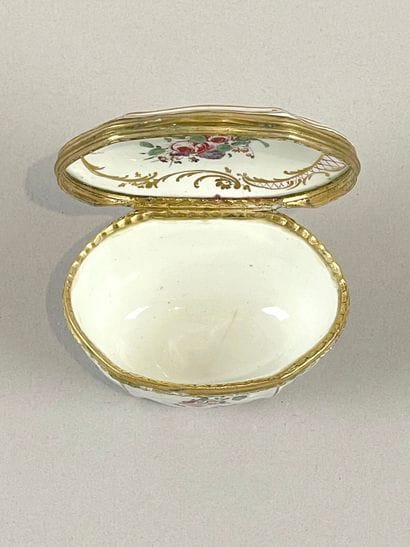 ITALIE, Doccia.
Tabatière ovale en forme...