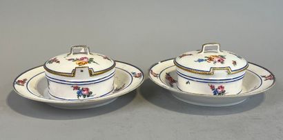 SÈVRES. 
Paire de beurriers ronds couverts...