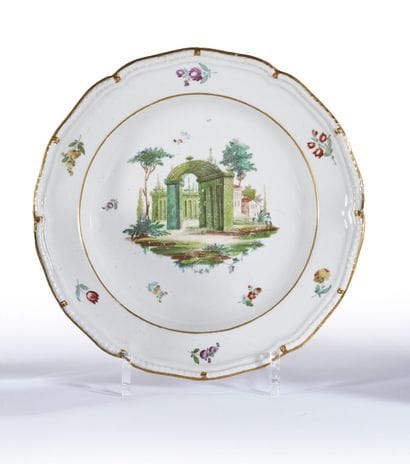 ITALIE, Cozzi.
Assiette creuse à décor d'une...