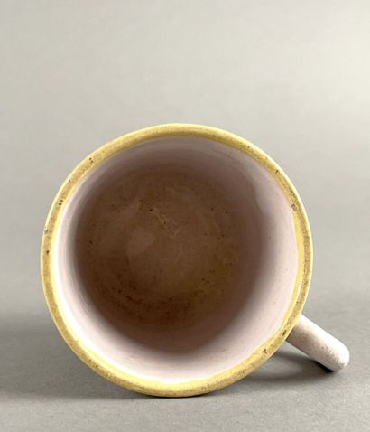 MOUSTIERS.
Tasse litron et sa sous-tasse...