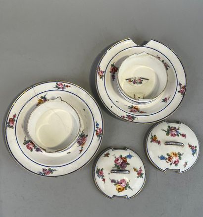 SÈVRES. 
Paire de beurriers ronds couverts...