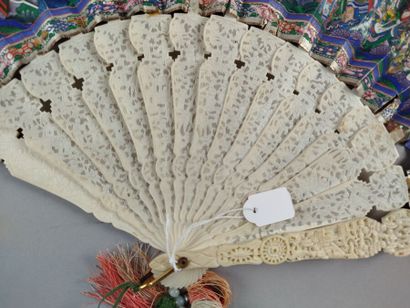 Nombreuse assemblée, Chine, XIXe siècle.
Éventail...