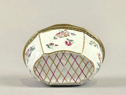 ITALIE, Doccia.
Tabatière ovale en forme...