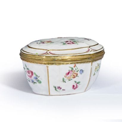 ITALIE, Doccia.
Tabatière ovale en forme...