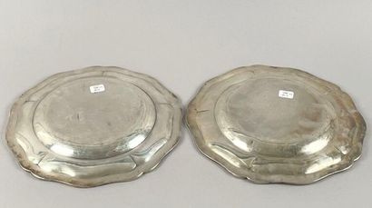 Deux plats circulaires polylobés en argent...