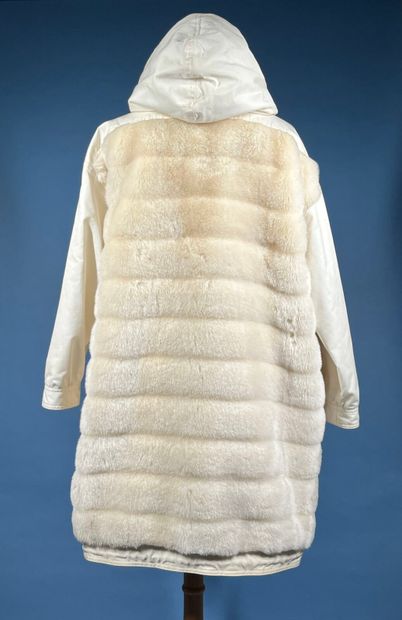 COURRÈGES Paris
Manteau en gabardine de coton...