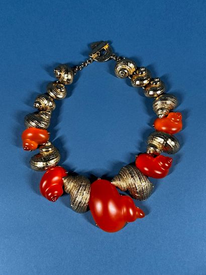 CHRISTIAN DIOR Parfum 
Large shell necklace...