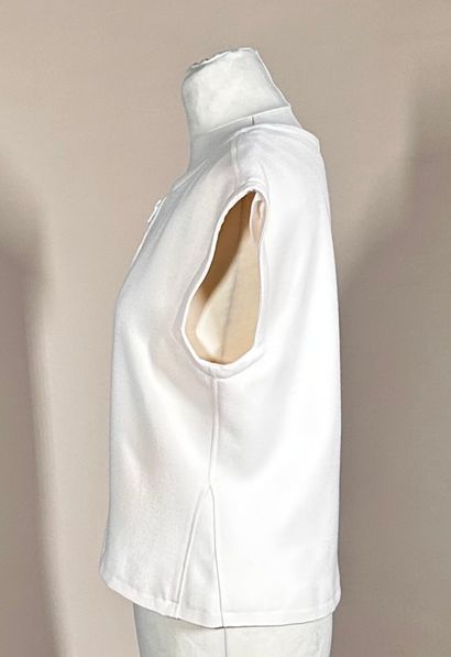 COURRÈGES Paris 
Réunion de deux gilets sans...