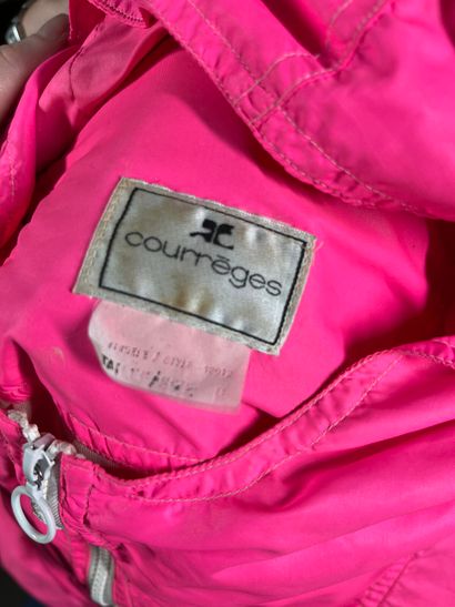 COURRÈGES 
Blouson rose fluo à capuche portant...