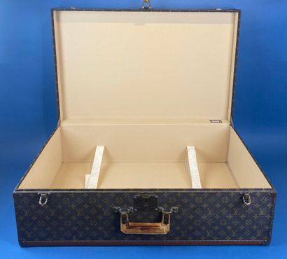 LOUIS VUITTON, avenue Marceau n°907386.
Bisten...