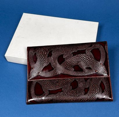 JEAN PATOU 
Pochette enveloppe en cuir tabac...
