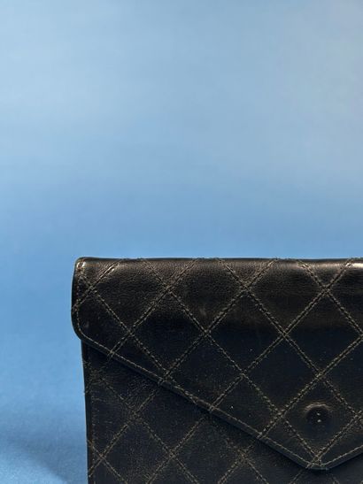 CHANEL 
Portefeuille en cuir matelassé noir...