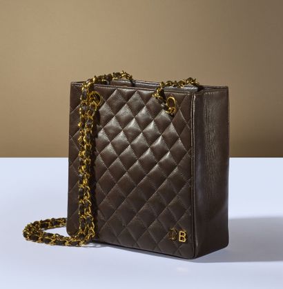 CHANEL 
Petit sac haut en cuir matelassé...