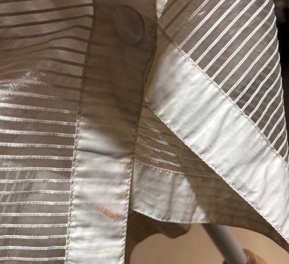 COURRÈGES Paris 
Poncho cape rayé en transparence...
