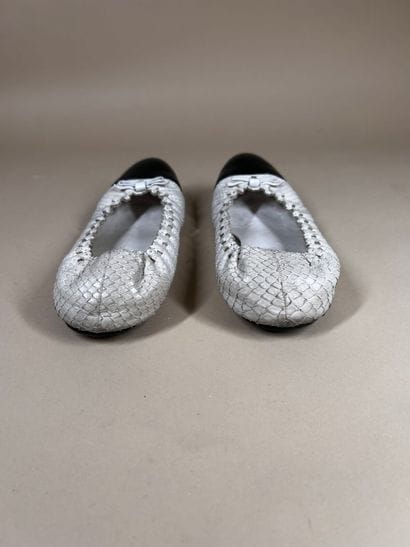 CHANEL 
Paire de ballerines en reptile blanc,...