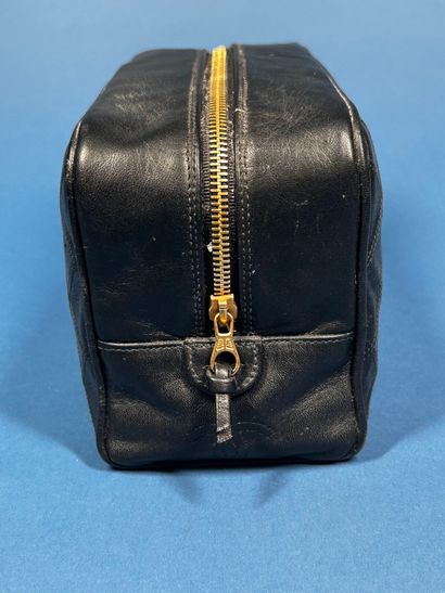 CHANEL 
Trousse de toilette en cuir matelassé...