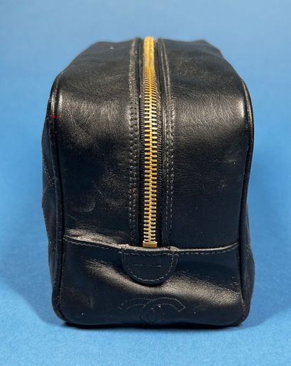 CHANEL 
Trousse de toilette en cuir matelassé...