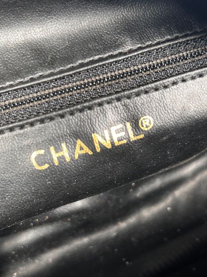CHANEL 
Trousse de toilette en cuir matelassé...