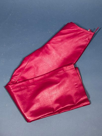 VICTOIRE
Pantalon en cuir fuchsia, fermeture...