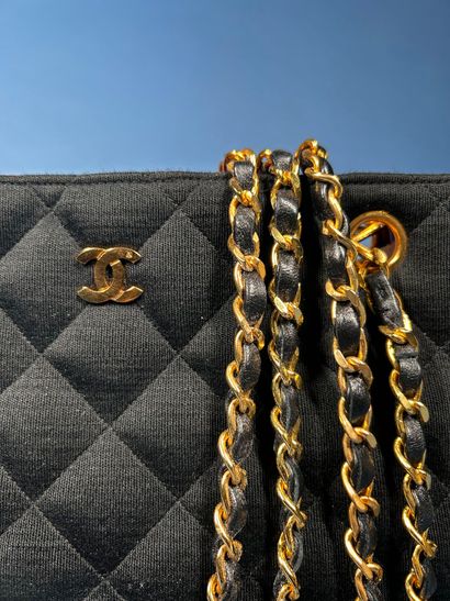 CHANEL 
Sac haut en jersey matelassé et cuir...